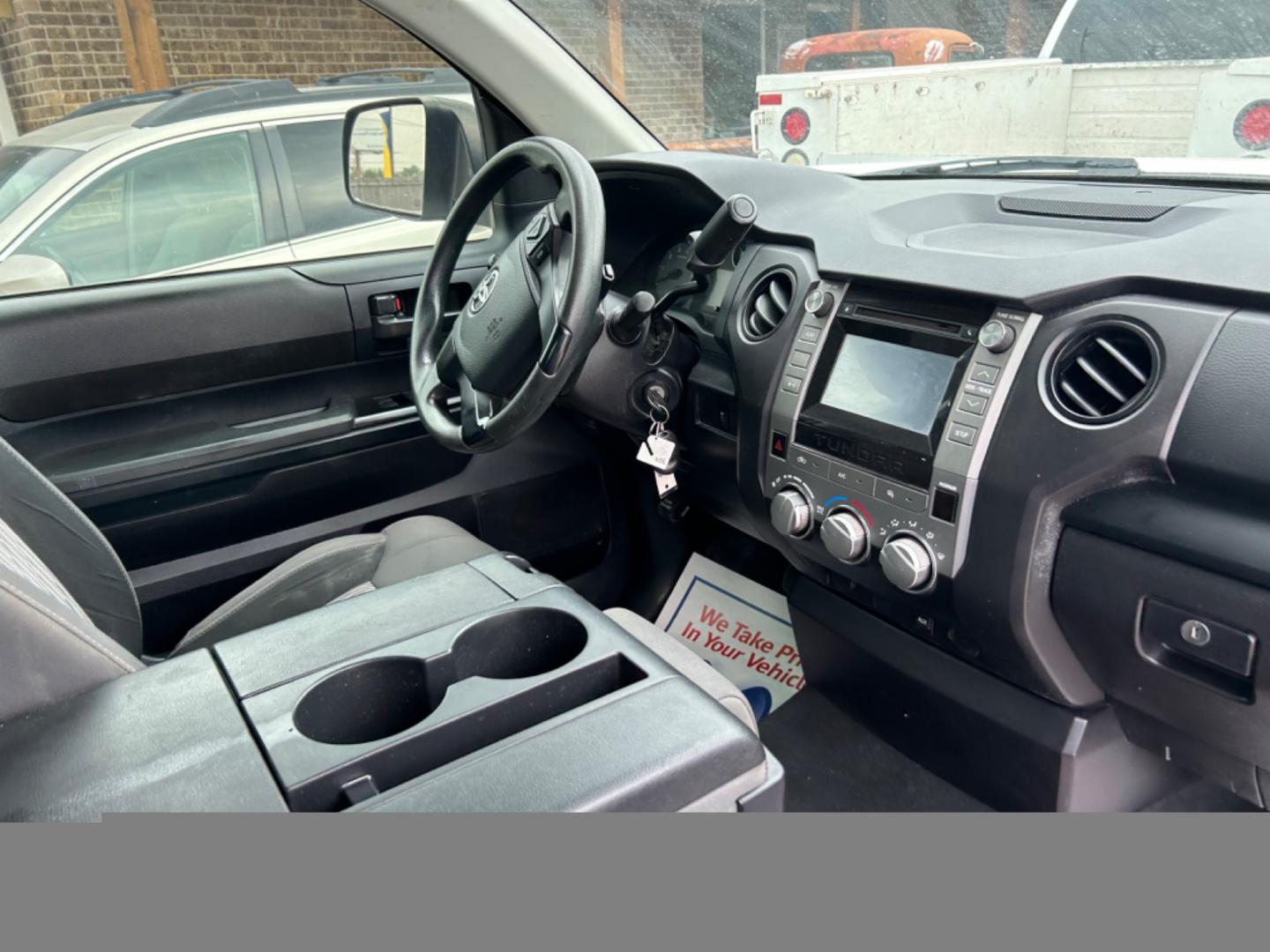 2015 White Toyota Tundra SR5 4.6L V8 Double Cab 2WD (5TFRM5F13FX) with an 4.6L V8 DOHC 32V engine, 6-Speed Automatic transmission, located at 1687 Business 35 S, New Braunfels, TX, 78130, (830) 625-7159, 29.655487, -98.051491 - Photo#3